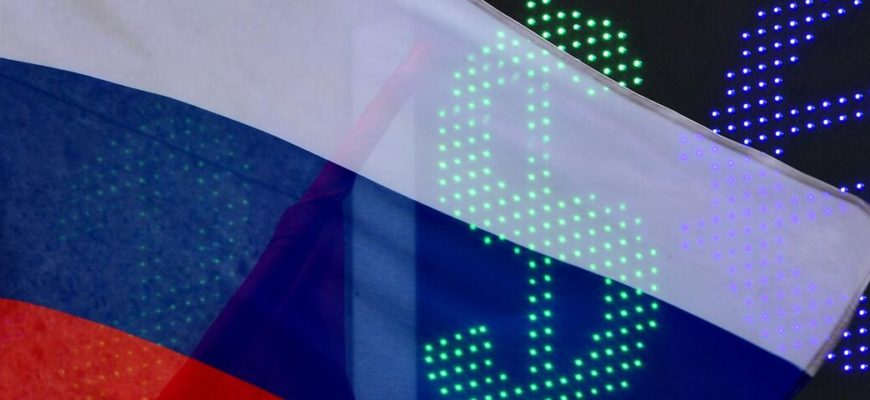 Курс доллара впервые с 7 июля поднялся выше 92 рублей. Об этом свидетельствуют данные Московской биржи